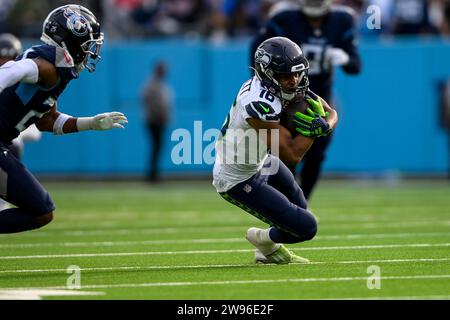 24. Dezember 2023: Der Seattle Seahawks Wide Receiver Tyler Lockett (16) läuft nach einem gemachten Fang in der zweiten Hälfte eines NFL-Spiels zwischen den Seattle Seahawks und Tennessee Titans im Nissan Stadium in Nashville, TN Steve Roberts/CSM Stockfoto