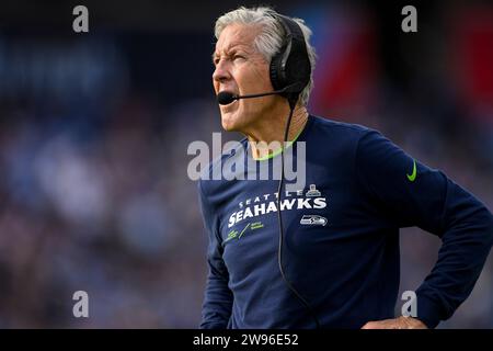 24. Dezember 2023: Pete Carroll, Cheftrainer der Seattle Seahawks, spricht sein Team gegen die Tennessee Titans in der zweiten Hälfte eines Spiels zwischen den Seattle Seahawks und Tennessee Titans im Nissan Stadium in Nashville, TN Steve Roberts/CSM Stockfoto