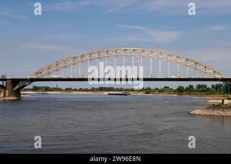 Brücke - Waalbrug, über den Fluss Waal in der Nähe der Stadt Nijmegen. Stockfoto