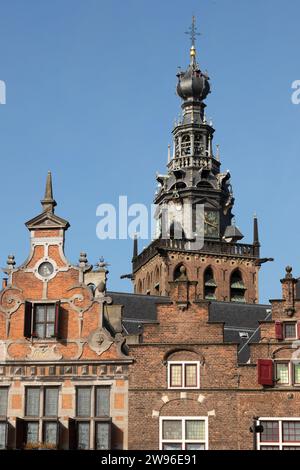 Fassaden von mittelalterlichen Häusern und mit dem Turm der Stevenskerk in Nijmegen in den Niederlanden. Stockfoto