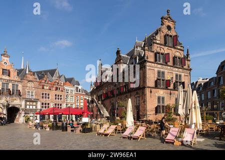 Butterwägshaus aus dem Jahr 1612, am Groten Markt mit dem mittelalterlichen Stadttor im historischen Zentrum von Nijmegen. Stockfoto