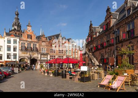 Butterwägshaus aus dem Jahr 1612, am Groten Markt mit Blick auf das Stadttor in Nijmegen. Stockfoto