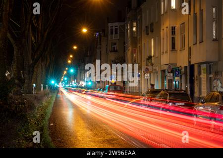 Weihnachtsbeleuchtung in Köln an einem Winterabend Stockfoto