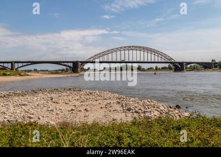 Sehr niedriger Wasserstand im Fluss Waal an der Waalbrücke (Waalbrug) in Nijmegen. Stockfoto