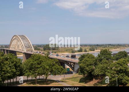 Brücke über den Fluss Waal in der Nähe der Stadt Nijmegen. Stockfoto