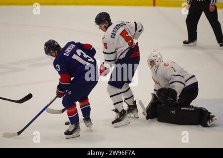 Dumfries, 14. Dezember 2023. Netminder Danylo Douma und Matteo Castronovo spielen für die Niederlande und Kim Sihwan für Korea bei einer IIHF Eishockey U20 Weltmeisterschaft 2024, Division II, Gruppe A im Dumfries Ice Bowl. Quelle: Colin Edwards Stockfoto