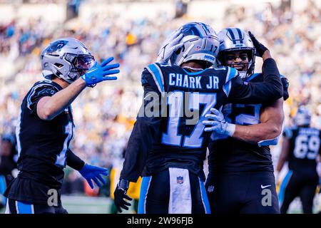 24. Dezember 2023: Carolina Panthers Wide Receiver DJ Chark Jr. (17) feiert mit Tight End Tommy Tremble (82) im NFL Matchup in Charlotte, NC. (Scott Kinser/Cal Sport Media) Stockfoto