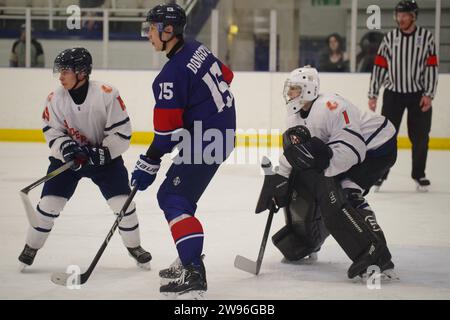 Dumfries, 14. Dezember 2023. Netminder Danylo Douma und Didrik Bax-Kristiansen spielen für die Niederlande und Lim Dongkyu für Korea bei einer IIHF Eishockey-U20-Weltmeisterschaft 2024, Division II, Gruppe A im Dumfries Ice Bowl. Quelle: Colin Edwards Stockfoto