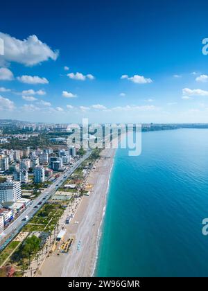 Fantastische Aussicht auf Konyaalti Beach und Park in Antalya, Türkei. Drohne fliegt über den Strand. Konyaalti Beach ist eine beliebte Touristenattraktion in der Türkei. Stockfoto