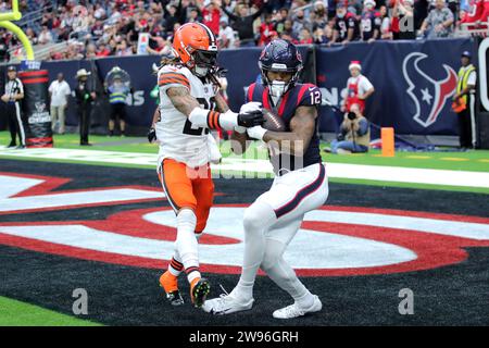 Houston, Texas, USA. Dezember 2023. Nico Collins (12) der Houston Texans Wide Receiver springt am 24. Dezember 2023 im NRG Stadium in Houston, Texas, um einen Touchdown zu erzielen. (Kreditbild: © Erik Williams/ZUMA Press Wire) NUR REDAKTIONELLE VERWENDUNG! Nicht für kommerzielle ZWECKE! Stockfoto