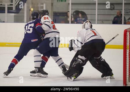 Dumfries, 14. Dezember 2023. Netminder Danylo Douma und Berk Ates spielen für die Niederlande und Lim Dongkyu für Korea bei einer IIHF Eishockey U20 Weltmeisterschaft 2024, Division II, Gruppe A im Dumfries Ice Bowl. Quelle: Colin Edwards Stockfoto