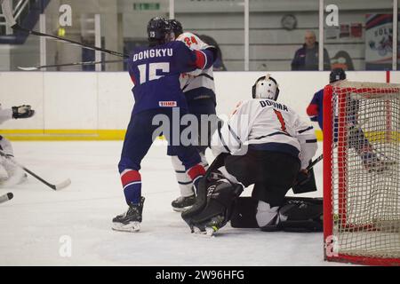 Dumfries, 14. Dezember 2023. Netminder Danylo Douma und Berk Ates spielen für die Niederlande und Lim Dongkyu für Korea bei einer IIHF Eishockey U20 Weltmeisterschaft 2024, Division II, Gruppe A im Dumfries Ice Bowl. Quelle: Colin Edwards Stockfoto