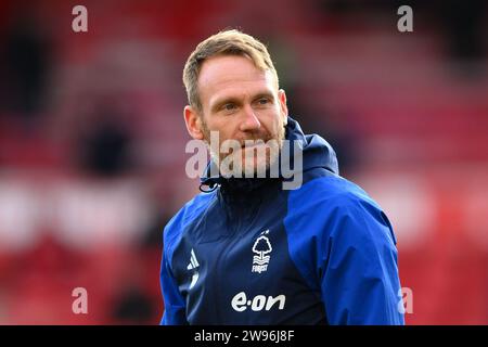 Simon Rusk, Spezialist für Nottingham Forest, stellte am Samstag, den 23. Dezember 2023, einen Spieltrainer während des Premier League-Spiels zwischen Nottingham Forest und Bournemouth auf dem City Ground in Nottingham ein. (Foto: Jon Hobley | MI News) Credit: MI News & Sport /Alamy Live News Stockfoto