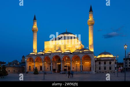 Beeindruckender Nachtanblick auf die beleuchtete mittelalterliche Selimiye Moschee in Konya, Süd-Zentral-Türkei Stockfoto