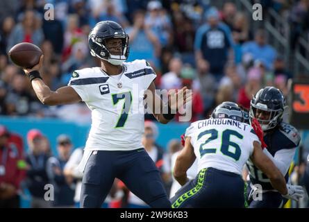 Nashville, Tennessee, USA. Dezember 2023. Seattle Seahawks Quarterback Geno Smith (7) gibt den Ball weiter. (Kreditbild: © Camden Hall/ZUMA Press Wire) NUR REDAKTIONELLE VERWENDUNG! Nicht für kommerzielle ZWECKE! Stockfoto