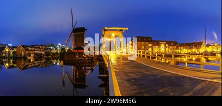 Panorama des Leidener Kanals Galgewater mit de Put Windmühle und Rembrandt Bridge, Niederlande Stockfoto