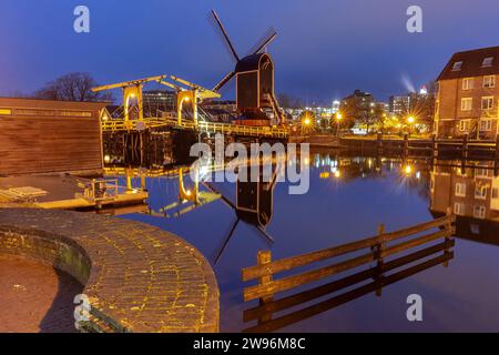 Leiden Canal Galgewater mit de Put Windmühle und Rembrandt Bridge, Südholland, Niederlande Stockfoto