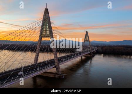 Aus der Vogelperspektive über die berühmte Megyeri-Brücke bei Sonnenuntergang. Stockfoto