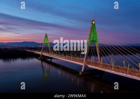 Aus der Vogelperspektive über die beleuchtete Megyeri-Brücke in einer seltenen weihnachtsdekoration bei Sonnenuntergang. Stockfoto