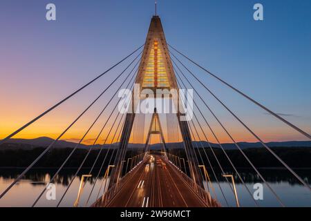 Aus nächster Nähe sehen Sie die berühmte Megyeri-Brücke bei Sonnenuntergang. Stockfoto