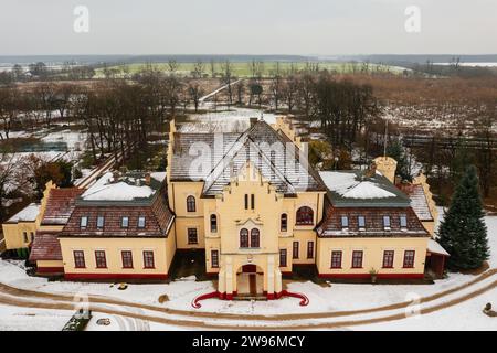 Aus der Vogelperspektive über die Burg Pokvár (Bucht-), die im 13. Jahrhundert erbaut wurde und von Neuschnee bedeckt war. Stockfoto