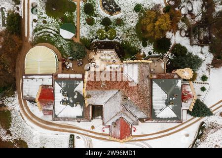 Aus der Vogelperspektive über die Burg Pokvár (Bucht-), die im 13. Jahrhundert erbaut wurde und von Neuschnee bedeckt war. Stockfoto