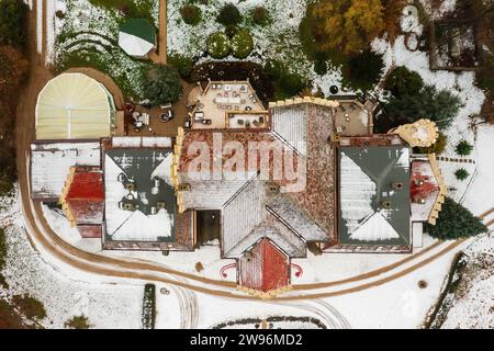 Aus der Vogelperspektive über die Burg Pokvár (Bucht-), die im 13. Jahrhundert erbaut wurde und von Neuschnee bedeckt war. Stockfoto