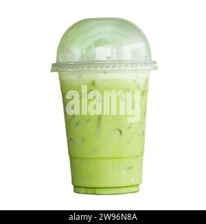 Eiskalter Matcha-Grüntee mit Kondensmilch in transparentem Kunststoffglas ist auf weißem Hintergrund mit Schneidepfad isoliert. Stockfoto