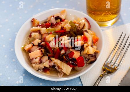 Salat Salpicon de Marisco mit Oliven, Garnelen, Tintenfisch, Muscheln und Gurken Stockfoto