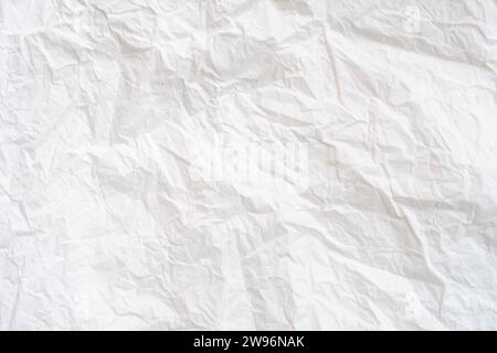 Zerknittertes oder zerknittertes weißes Schablonenpapier wird für zerknittertes Papier im Hintergrund verwendet. Stockfoto