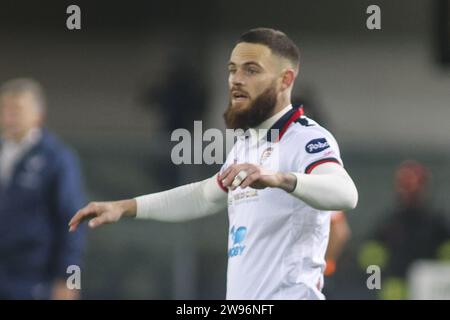 Verona, Italien. Dezember 2023. Nahitan Nandez von Cagliari Calcio Gesten während des Spiels Hellas Verona FC gegen Cagliari Calcio, 17Â° Serie A Tim 2023-24 im Marcantonio Bentegodi Stadion in Verona (VR), Italien, am 23. November 2023. Quelle: Unabhängige Fotoagentur/Alamy Live News Stockfoto