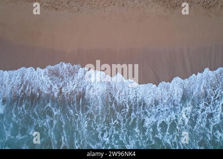 Blick von oben nach unten auf Wellen am Strand Stockfoto
