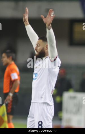 Verona, Italien. Dezember 2023. Nahitan Nandez von Cagliari Calcio Gesten während des Spiels Hellas Verona FC gegen Cagliari Calcio, 17Â° Serie A Tim 2023-24 im Marcantonio Bentegodi Stadion in Verona (VR), Italien, am 23. November 2023. Quelle: Unabhängige Fotoagentur/Alamy Live News Stockfoto