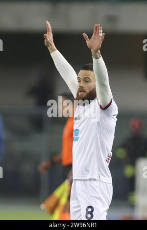 Verona, Italien. Dezember 2023. Nahitan Nandez von Cagliari Calcio Gesten während des Spiels Hellas Verona FC gegen Cagliari Calcio, 17Â° Serie A Tim 2023-24 im Marcantonio Bentegodi Stadion in Verona (VR), Italien, am 23. November 2023. Quelle: Unabhängige Fotoagentur/Alamy Live News Stockfoto