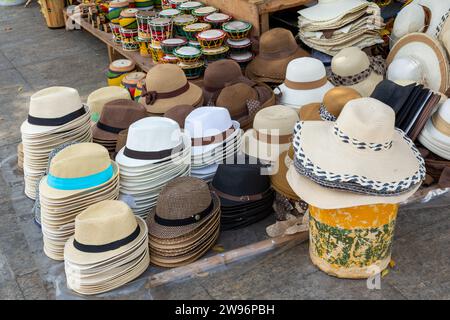 Salvador, Bahia, Brasilien - 07. März 2015: Souvenirs zum Verkauf in Praca da SE im historischen Zentrum der Stadt Salvador, Bahia. Stockfoto