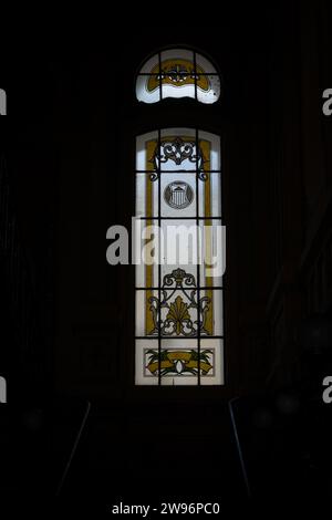 Salvador, Bahia, Brasilien - 07. März 2015: Buntglasfenster in der Silhouette des Rio Branco Palastes in Salvador, Bahia. Stockfoto