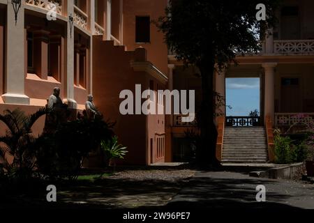 Salvador, Bahia, Brasilien - 07. März 2015: Blick auf die Fassade des alten Medizinstudiums in der Stadt Salvador, Bahia. Stockfoto