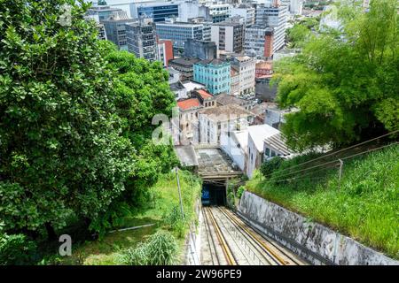 Salvador, Bahia, Brasilien - 07. März 2015: Blick von der Spitze des Geschäftsviertels in der Stadt Salvador, Bahia. Stockfoto