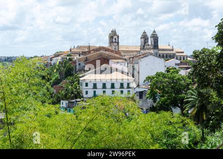 Salvador, Bahia, Brasilien - 07. März 2015: Blick auf Häuser und Pelourinho-Kirche in Salvador, Bahia. Stockfoto