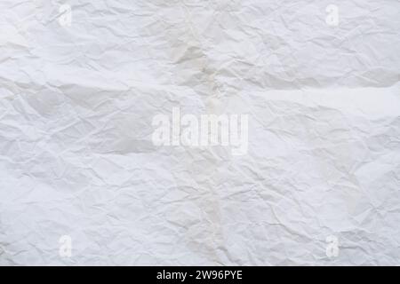 Zerknittertes oder zerknittertes weißes Schablonenpapier oder -Taschentuch wird für die Hintergrundtextur verwendet. Stockfoto
