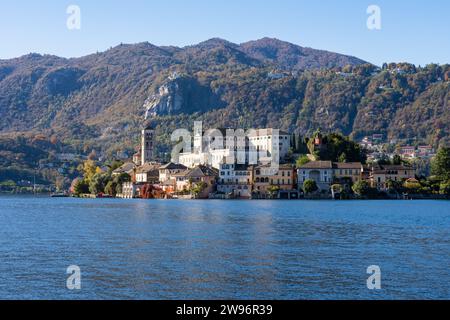 San Giulio Island im Orta-See im Piemont, Italien. Farbenfrohe Berge im Herbst, blaues Wasser und Gebäude Stockfoto