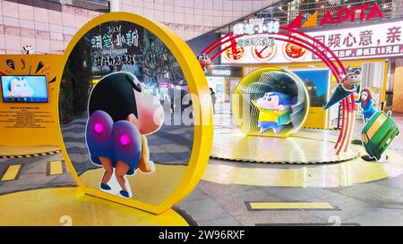 SHANGHAI, CHINA - 23. DEZEMBER 2023 - im Wanda Cinema in Shanghai, Chi, werden lustige Installationen für den Animationsfilm Emojis of Crayon Shin-chan vorgestellt Stockfoto