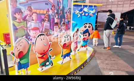 SHANGHAI, CHINA - 23. DEZEMBER 2023 - im Wanda Cinema in Shanghai, Chi, werden lustige Installationen für den Animationsfilm Emojis of Crayon Shin-chan vorgestellt Stockfoto