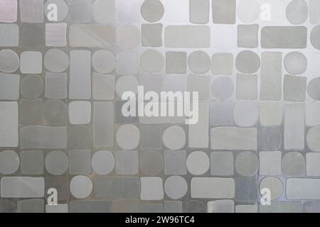 Dekorative Glasfolie an der Tür wird an der Toilette im Resort, Büro oder zu Hause installiert. Nahaufnahme Mattglasdicke Folie für reduzierte Sichtbarkeit. Toilette Stockfoto