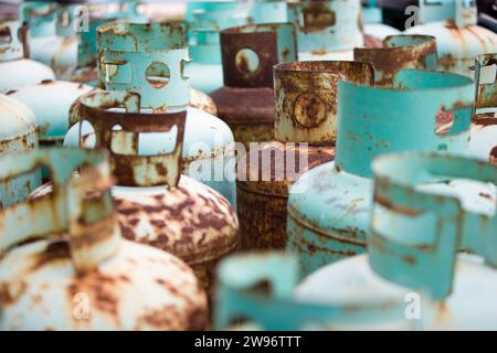 Stillleben einer Ansammlung rostiger und verrosteter Propantanks aus Stahl, die auf einem Schrottplatz gefunden wurden Stockfoto