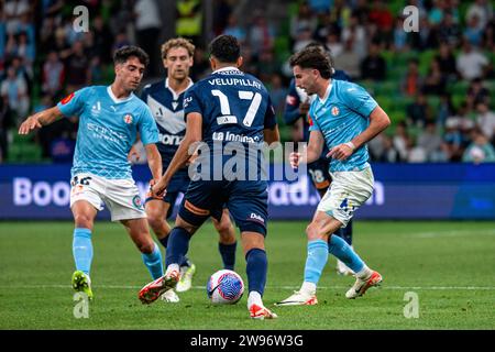 Melbourne, Australien. 23. Dezember 2023. Der Melbourne Victory FC Stürmer Nishan Velupillay (#17) tritt im AAMI Park in Melbourne, Australien gegen zwei Verteidiger des Melbourne City FC auf. Quelle: James Forrester/Alamy Live News Stockfoto