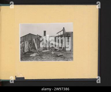 Zerstörtes Gebäude, anonym, 1940 Foto zerstörtes Gebäude, vermutlich Schäden an der deutschen Invasion im Mai 1940. Foto auf der Rückseite des Albums. Teil des Fotoalbums über die Zerstörung niederländischer Städte und Infrastruktur zu Beginn des Zweiten Weltkriegs. Rhenen-Karton. Fotografische Unterstützung Gelatine Silberdruck verwüstet, ruiniert Ort oder Stadt ( Krieg) Niederlande Stockfoto