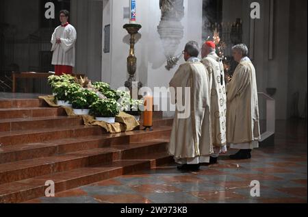 München, Deutschland. Dezember 2023. Kardinal Reinhard Marx (2. Von rechts) feiert eine Weihnachtsmesse im Dom. Zu Weihnachten feiern Christen die Geburt Jesu. Quelle: Felix Hörhager/dpa/Alamy Live News Stockfoto