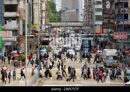 Fußgänger überqueren die Argyle Street, eine befahrene Straße in Mong Kok, Kowloon, Hongkong Stockfoto