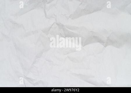 Zerknittertes oder zerknittertes weißes Schablonenpapier oder -Taschentuch wird für die Hintergrundtextur verwendet. Stockfoto